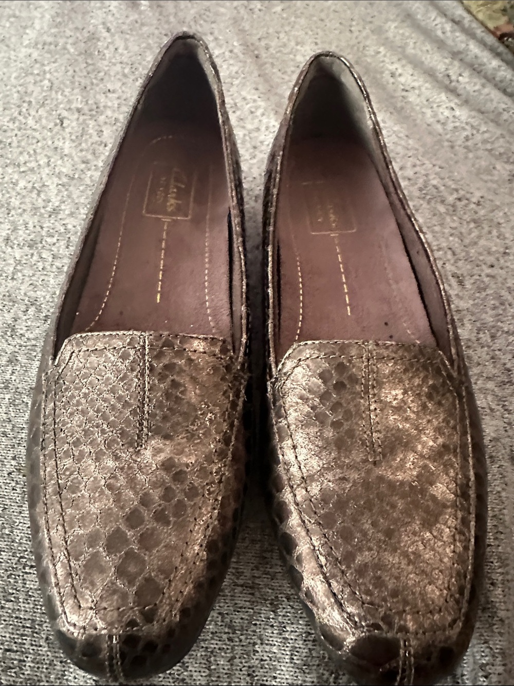 New Clarks leather Metallic Gold Snake-Texture Loafers - Women's Sz 8.5